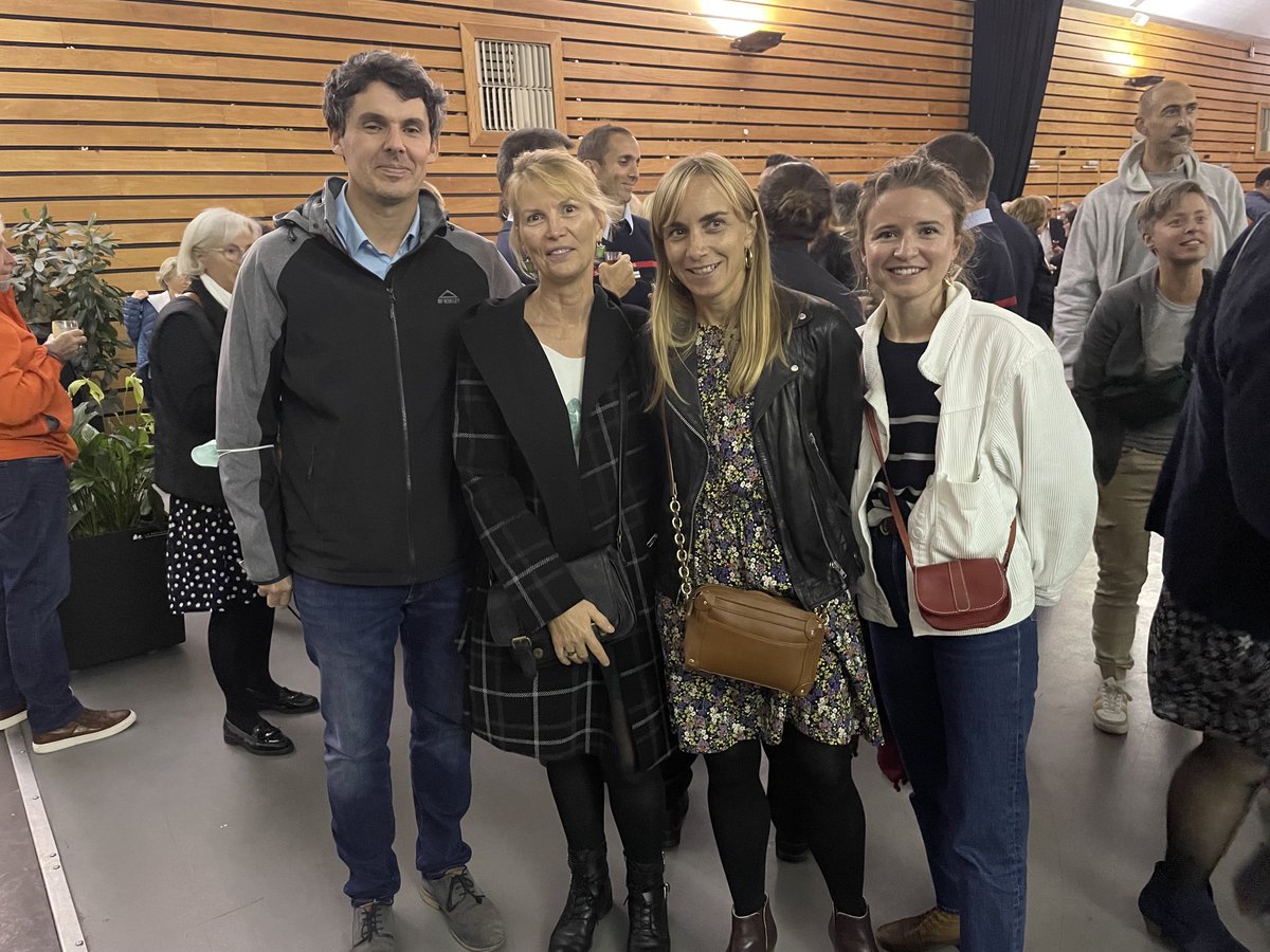 Une partie de la ream pharmacie du ⁦<a href="/GHLaRochelle/">Hôpitaux La Rochelle Ré Aunis</a>⁩ aux remerciements de la mairie de La Rochelle pour sa participation à la vaccination en population générale . Un bel exemple de coopération . Merci à elles ! ⁦<a href="/JFFountaine/">JF Fountaine</a>⁩