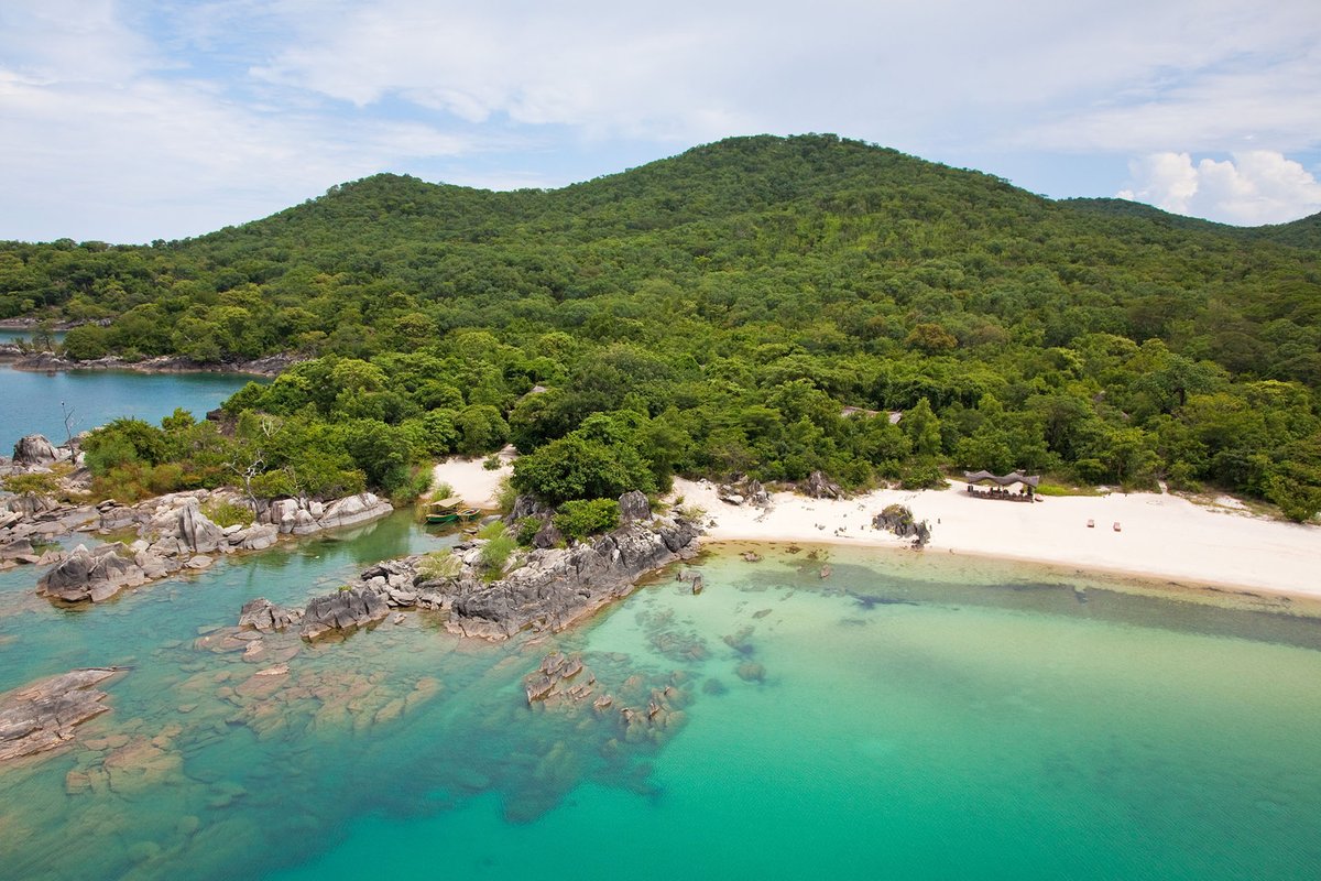 east_facts's tweet photo. FACT: Lake Malawi National Park in Malawi is the world's first freshwater national park.

It was listed as a UNESCO World Heritage site in 1984. https://t.co/AvBNoYxdQm