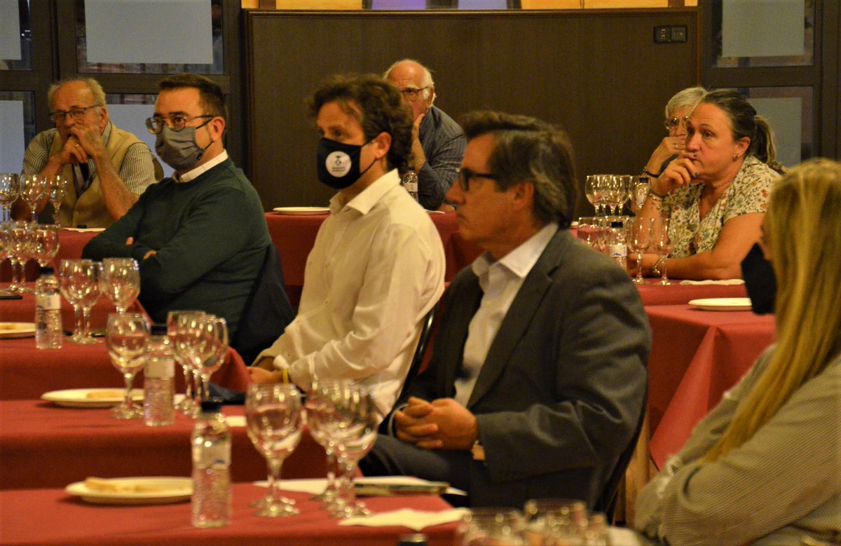 AjuntaMartorell's tweet photo. 🍷 Els ‘Racons del Vimart’ ens han dut aquest vespre al prestigiós sommelier @XaviNolla. Ha fet un tast al Cafè d’El Progrés sobre el projecte 'Vins de la Memòria', amb el qual ha creat vins singulars que recorren la trajectòria vital del seu avi. #FestaRoser https://t.co/Zli5eeZiB5