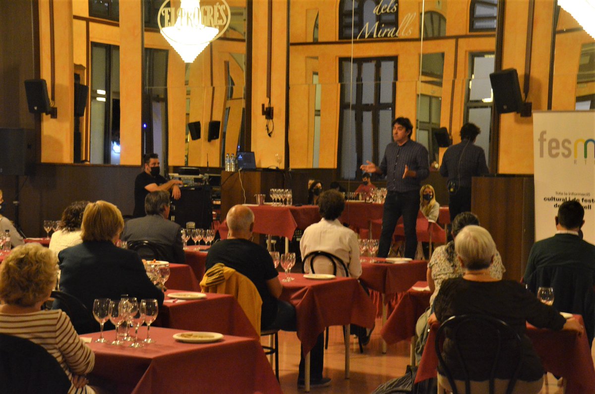 AjuntaMartorell's tweet photo. 🍷 Els ‘Racons del Vimart’ ens han dut aquest vespre al prestigiós sommelier @XaviNolla. Ha fet un tast al Cafè d’El Progrés sobre el projecte 'Vins de la Memòria', amb el qual ha creat vins singulars que recorren la trajectòria vital del seu avi. #FestaRoser https://t.co/Zli5eeZiB5