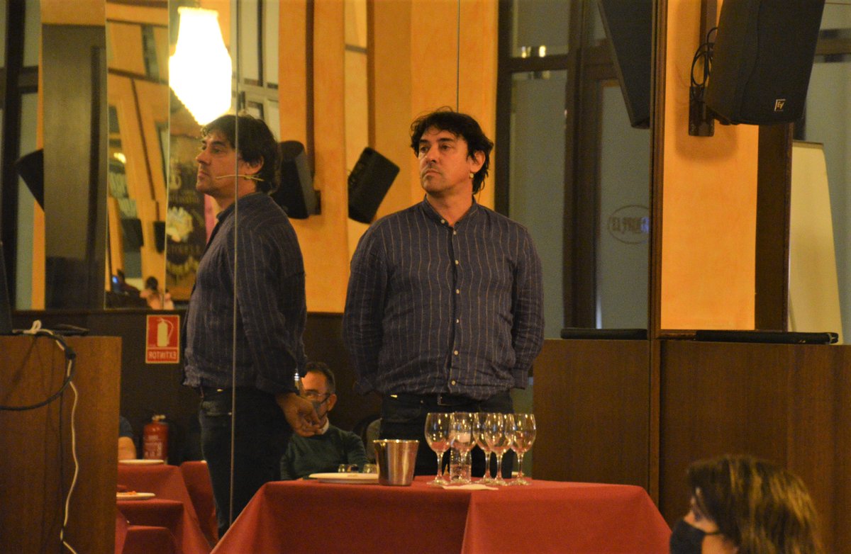 AjuntaMartorell's tweet photo. 🍷 Els ‘Racons del Vimart’ ens han dut aquest vespre al prestigiós sommelier @XaviNolla. Ha fet un tast al Cafè d’El Progrés sobre el projecte 'Vins de la Memòria', amb el qual ha creat vins singulars que recorren la trajectòria vital del seu avi. #FestaRoser https://t.co/Zli5eeZiB5