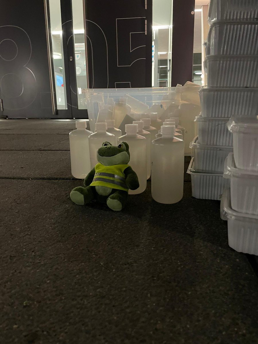 gehrenkemper's tweet photo. #BAMfred war heute auf großer Probenahme an den Kanälen Berlins. Für die @BAMResearch konnten ihn weder Zäune noch die Dunkelheit aufhalten. https://t.co/zQ9DMNq0qt