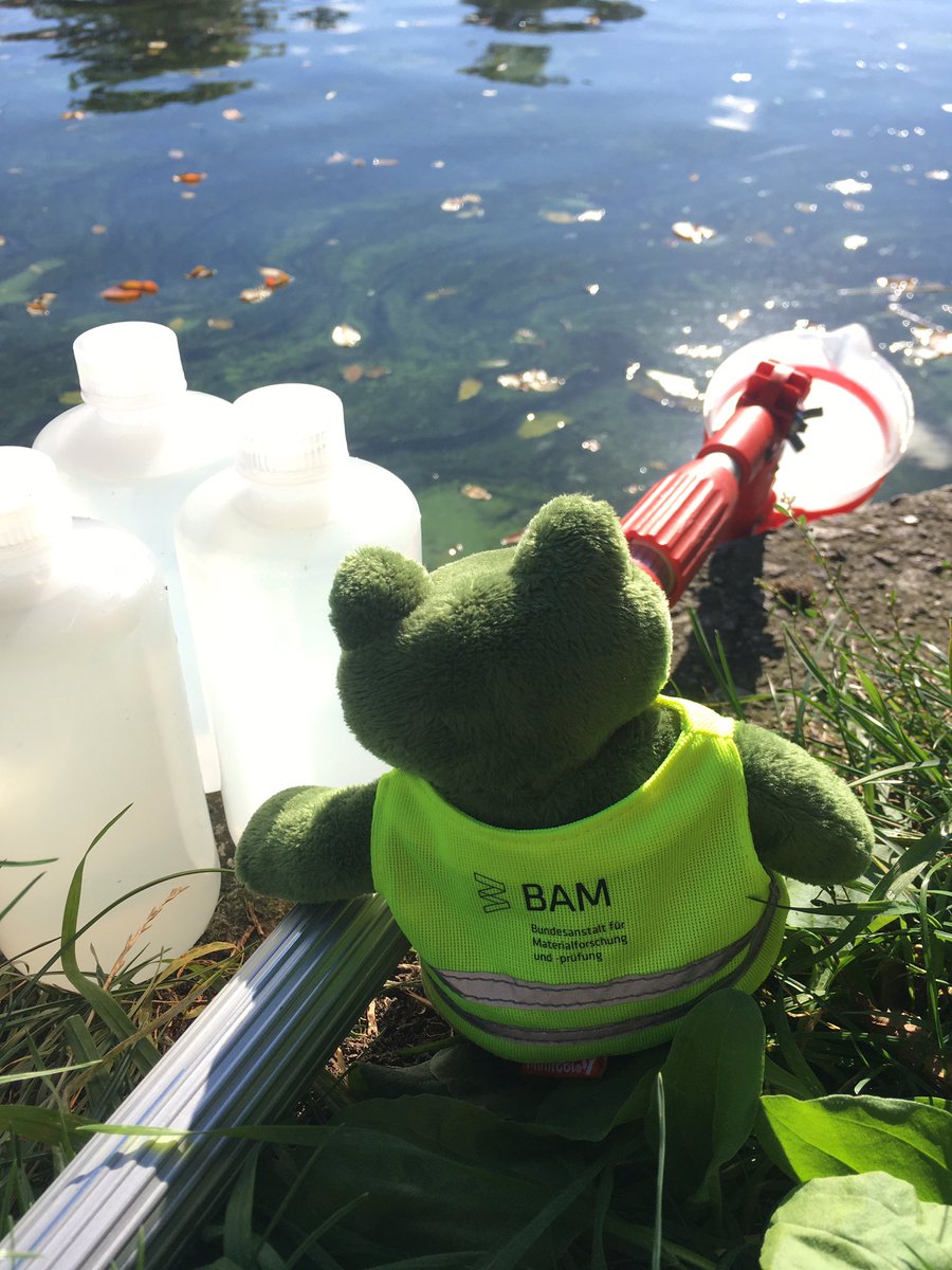 gehrenkemper's tweet photo. #BAMfred war heute auf großer Probenahme an den Kanälen Berlins. Für die @BAMResearch konnten ihn weder Zäune noch die Dunkelheit aufhalten. https://t.co/zQ9DMNq0qt