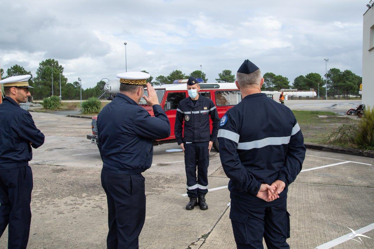 PompierAir's tweet photo. Hier, le général Stéphane Mille, nouveau CEMAAE, est venu visiter le #CFTSAA à Cazaux, en présence du général Olivier FABRE commandant de la brigade des @PompierAir. #pompiersmilitaires #CEMAAE #armeedelairetdelespace #brigade #officiel #pompiersdelair #forcesaeriennes #NRBC https://t.co/ErfQ6LaKp6