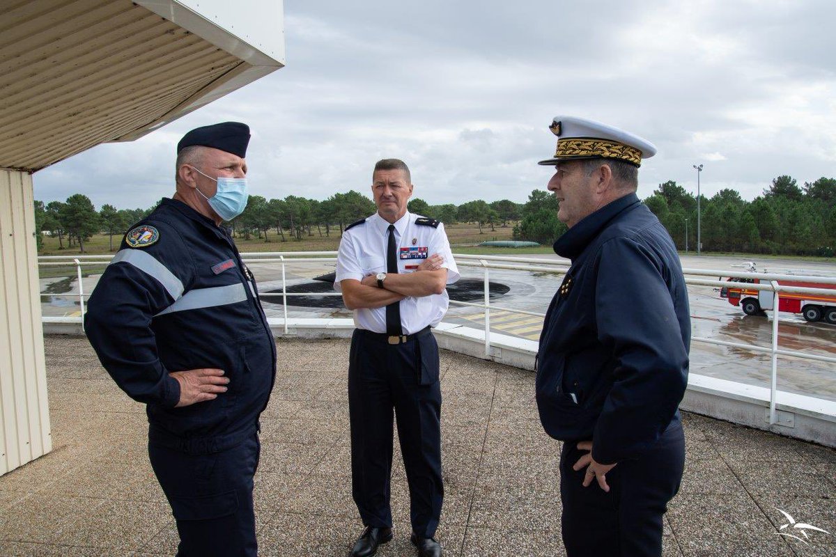 PompierAir's tweet photo. Hier, le général Stéphane Mille, nouveau CEMAAE, est venu visiter le #CFTSAA à Cazaux, en présence du général Olivier FABRE commandant de la brigade des @PompierAir. #pompiersmilitaires #CEMAAE #armeedelairetdelespace #brigade #officiel #pompiersdelair #forcesaeriennes #NRBC https://t.co/ErfQ6LaKp6