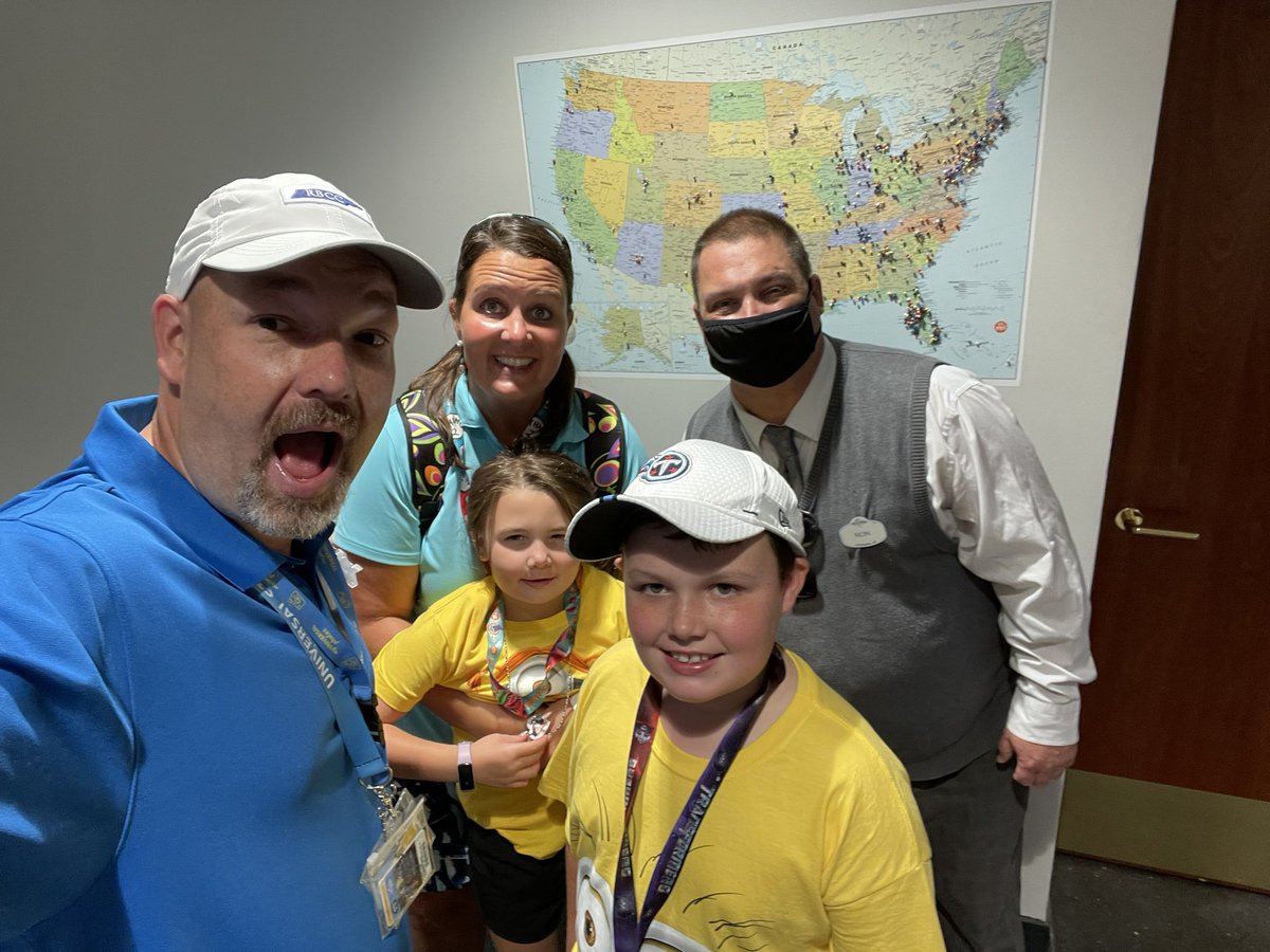 ShootaroundR's tweet photo. Big thanks and #UOfistbump to “Ron the Don” for the Backstage Tour @UniversalORL at “Race Through New York staring @jimmyfallon @FallonTonight - It was Awsome! Thanks Ron https://t.co/xEuwFv0XJn