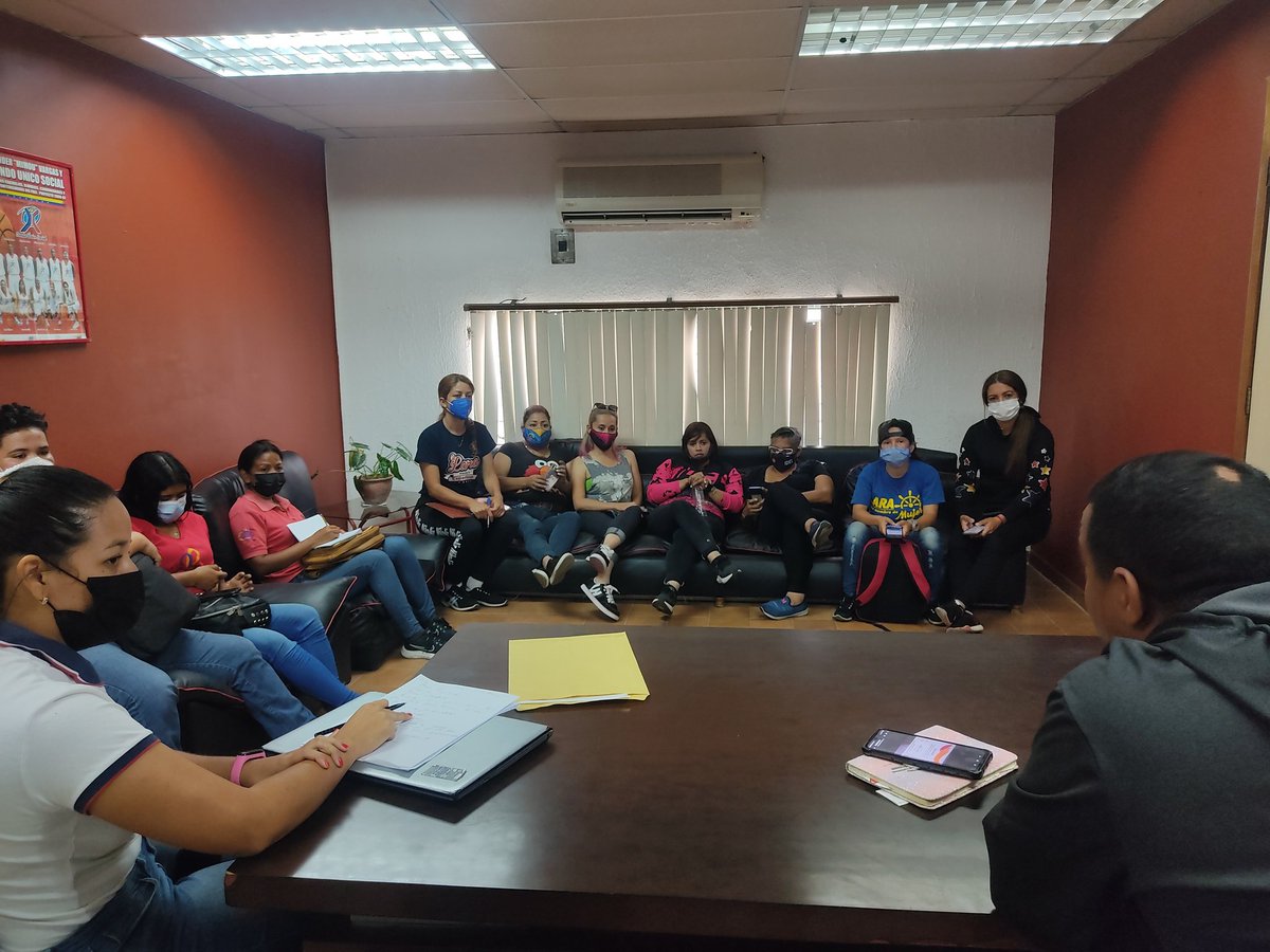 FUNDELA_LARA's tweet photo. #6Oct El Gobernador @AdolfoP_Oficial nos orienta a trabajar de la mano para garantizar la atención a los larenses. En el área deportiva, somos un solo bloque para dar respuestas a atletas e instalaciones deportivas. 
Somos @FUNDELA_LARA e @Idelaraoficial 💪

#ProducciónEnMarcha https://t.co/tu1yl0f5pB