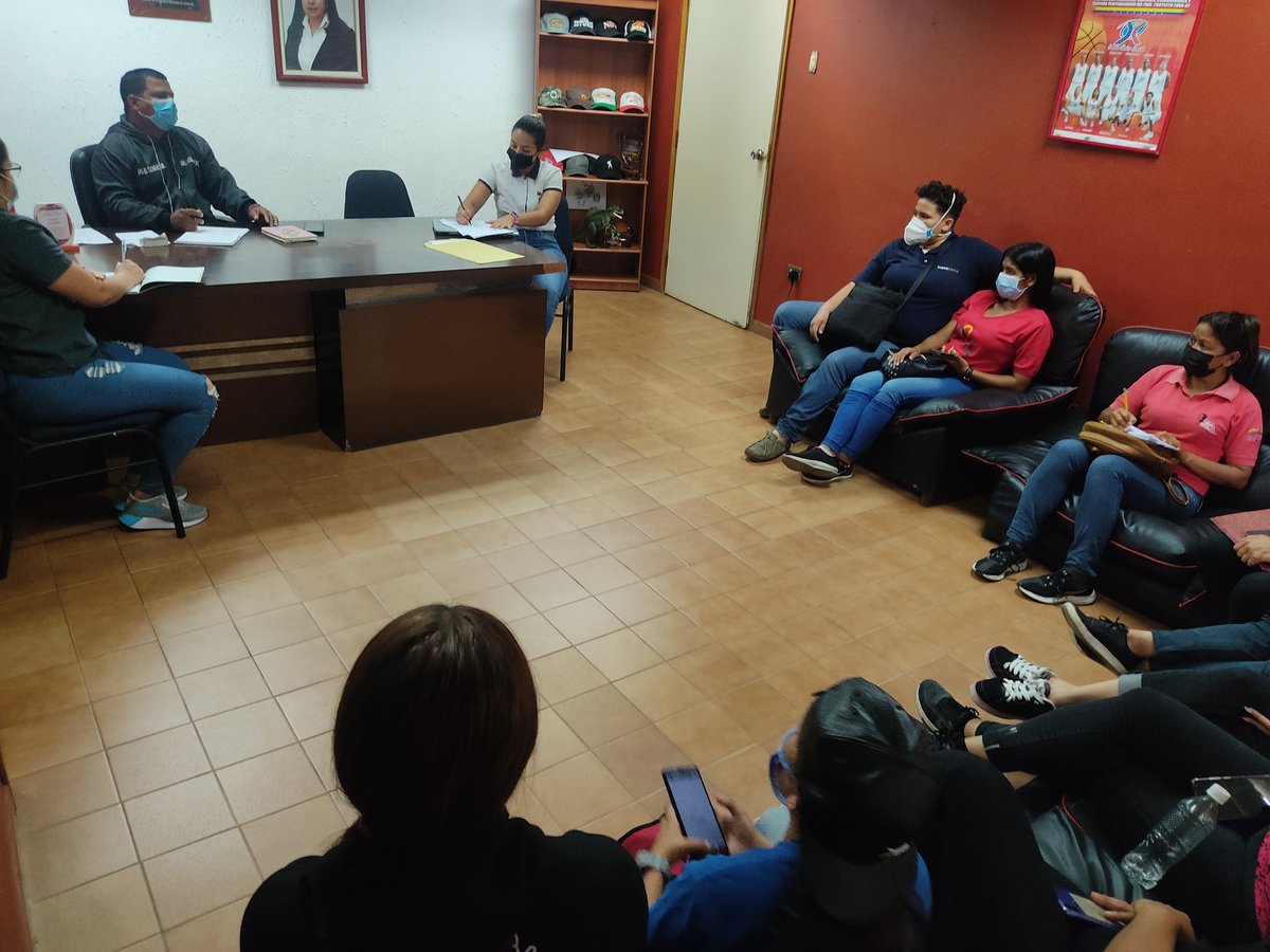 FUNDELA_LARA's tweet photo. #6Oct El Gobernador @AdolfoP_Oficial nos orienta a trabajar de la mano para garantizar la atención a los larenses. En el área deportiva, somos un solo bloque para dar respuestas a atletas e instalaciones deportivas. 
Somos @FUNDELA_LARA e @Idelaraoficial 💪

#ProducciónEnMarcha https://t.co/tu1yl0f5pB