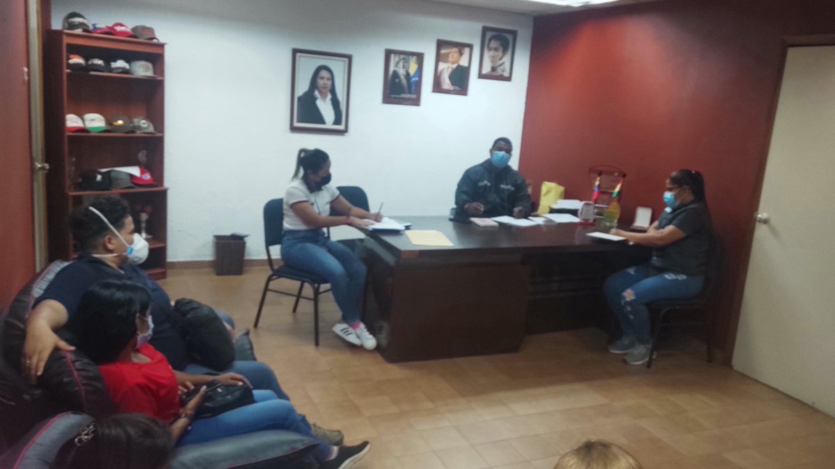 FUNDELA_LARA's tweet photo. #6Oct El Gobernador @AdolfoP_Oficial nos orienta a trabajar de la mano para garantizar la atención a los larenses. En el área deportiva, somos un solo bloque para dar respuestas a atletas e instalaciones deportivas. 
Somos @FUNDELA_LARA e @Idelaraoficial 💪

#ProducciónEnMarcha https://t.co/tu1yl0f5pB