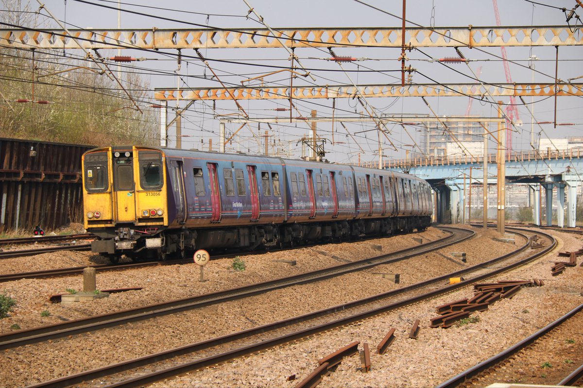 MColes_Railways's tweet photo. Random Railway Picture Days 279
First Capital Connect Class 313, 313056, departs Harringay on 30th March 2019.
#trains #railways #traintwitter #class313 #FCC #EMU #FirstCapitalConnect https://t.co/2SaLTGUIkO