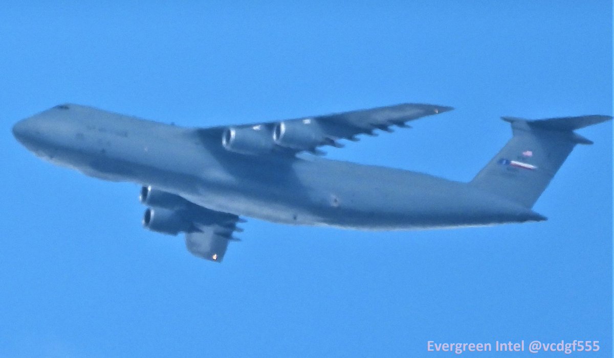 vcdgf555's tweet photo. Well, that was pretty cool, eh, north sounders?

USAF 🇺🇸C-5M Super Galaxy arriving at McChord (KTCM)/JBLM from Ramstein (ETAR) 🇩🇪. Caught it in one of the few cloud breaks out right now.

RCH922 is 86-0015 #AE056C. Tail stripe indicates it is now part of 433rd AW from JBSA, TX. https://t.co/56hoZ6LN4z