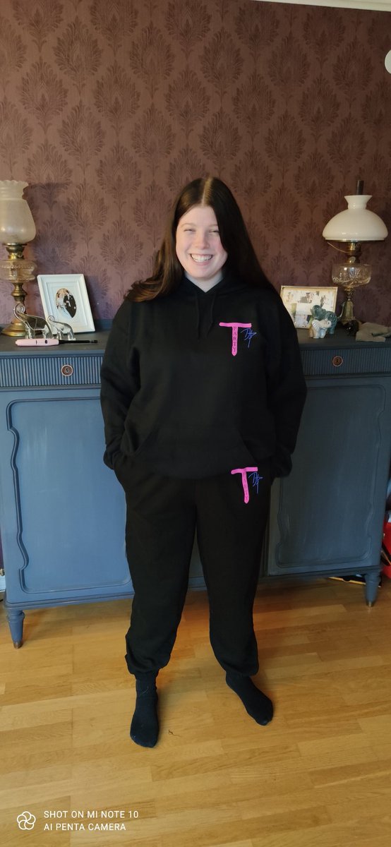 chrille254's tweet photo. @daz_black My daughter just got her T Party Hoodie and joggers today and she looks amazing ❤️ Absolutely beautiful. Don't you agree? 😊

#dazgames #teaparty #hoodie #joggers #cozy #happy https://t.co/RMlBOZttFI