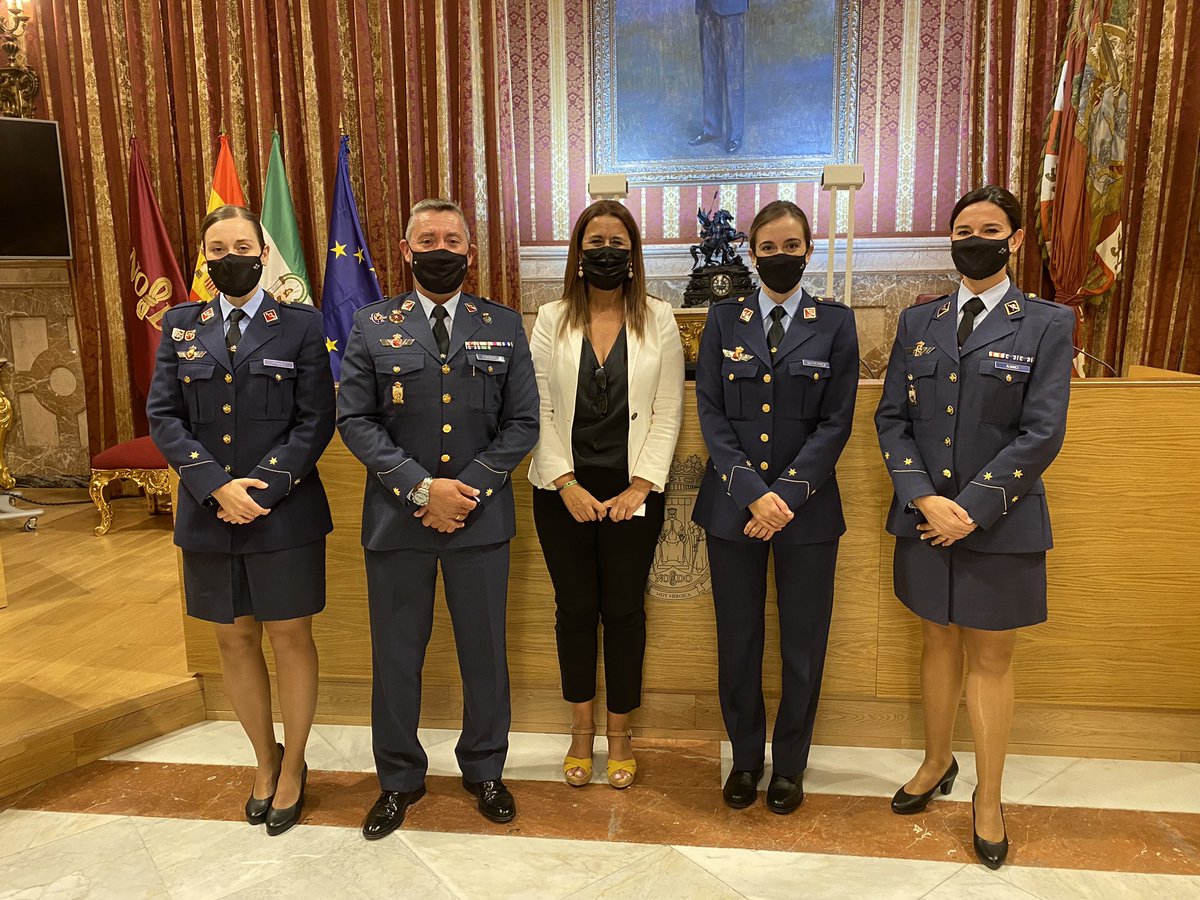 soniagaya1's tweet photo. Esta tarde, en el marco de la semana mundial del espacio, hemos tenido el placer de escuchar las conferencias  "Vigilancia espacial en el EA" y "EL papel de la mujer en el ámbito aeroespacial” por parte de la Capitán Álvarez, las Ttes. Gutiérrez y Torres y el Comandante Cámara. https://t.co/om07x0uE8n
