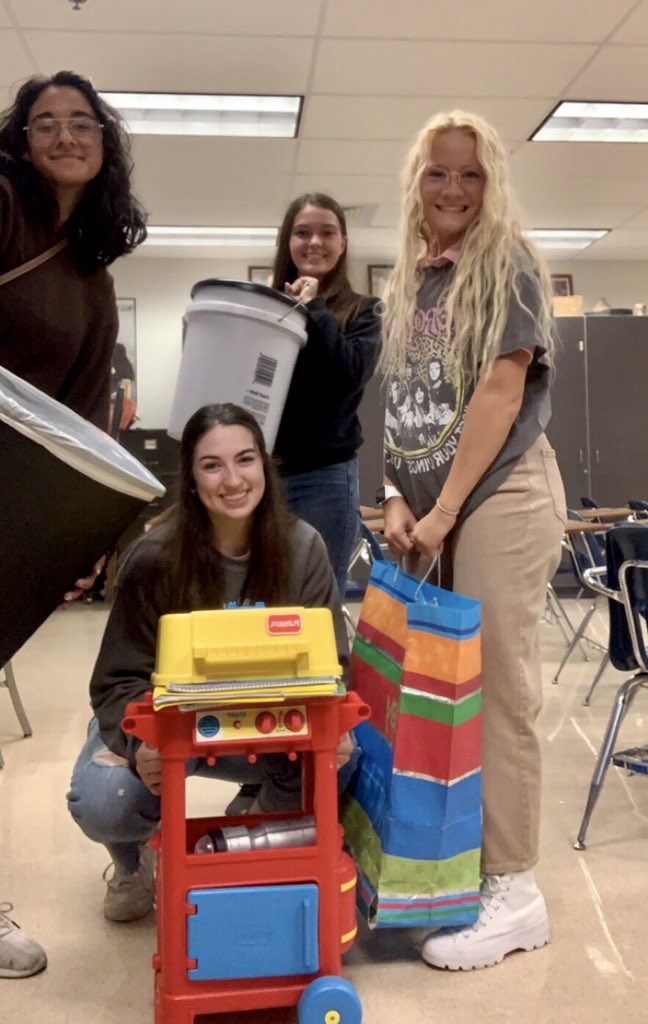 KHSPawPrint's tweet photo. Spirit Day 3: Anything BUT A Backpack Day https://t.co/aPqQYrX7Cu