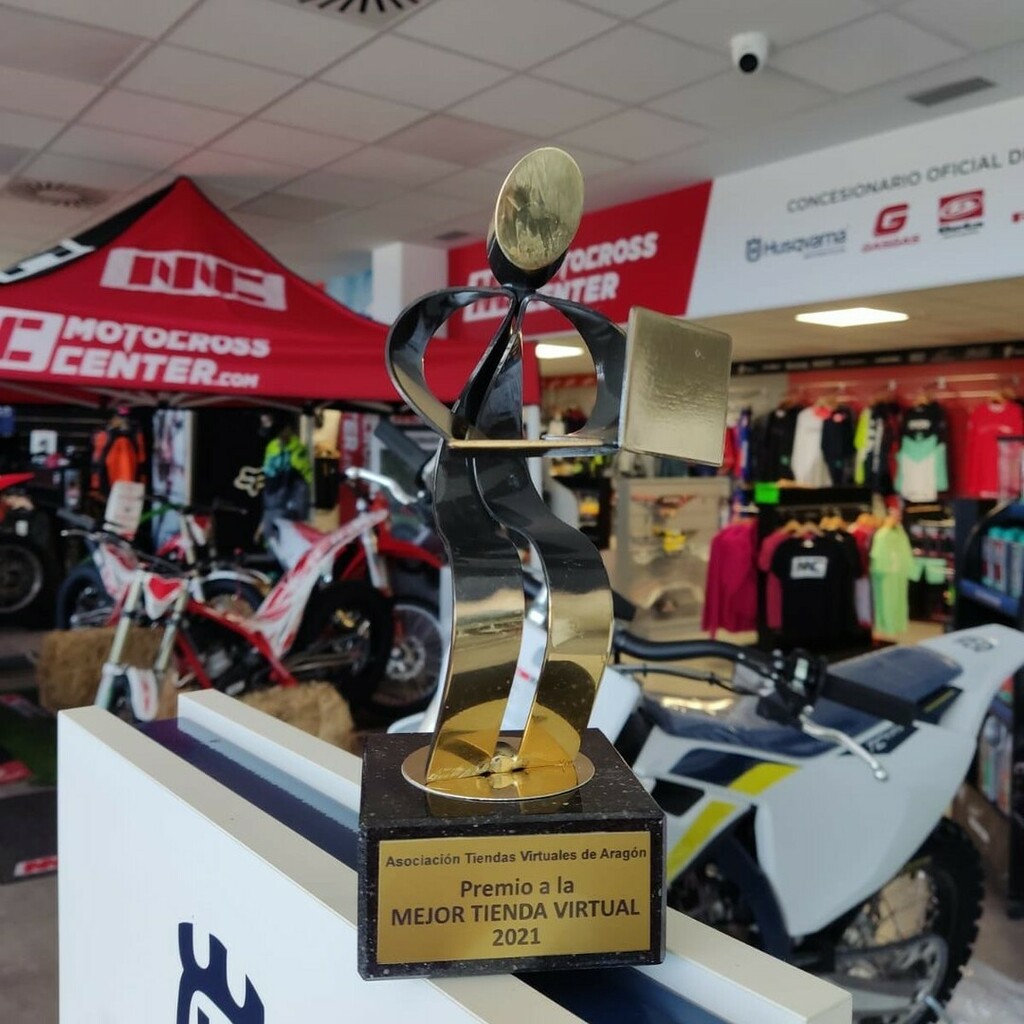 motocrosscenter's tweet photo. El pasado viernes 1️⃣ de Octubre, recogimos el premio 🏆 a la mejor tienda virtual del año 2021, de manos de @ATVirtuales en la XVI Feria Tiendas Virtuales. 🌐

🙌 Estamos inmensamente agradecidos. 🥰

👉 Esto es solo un premio más para seguir trabajando … https://t.co/lre9gV3dTU https://t.co/MRsJ1OSuzK