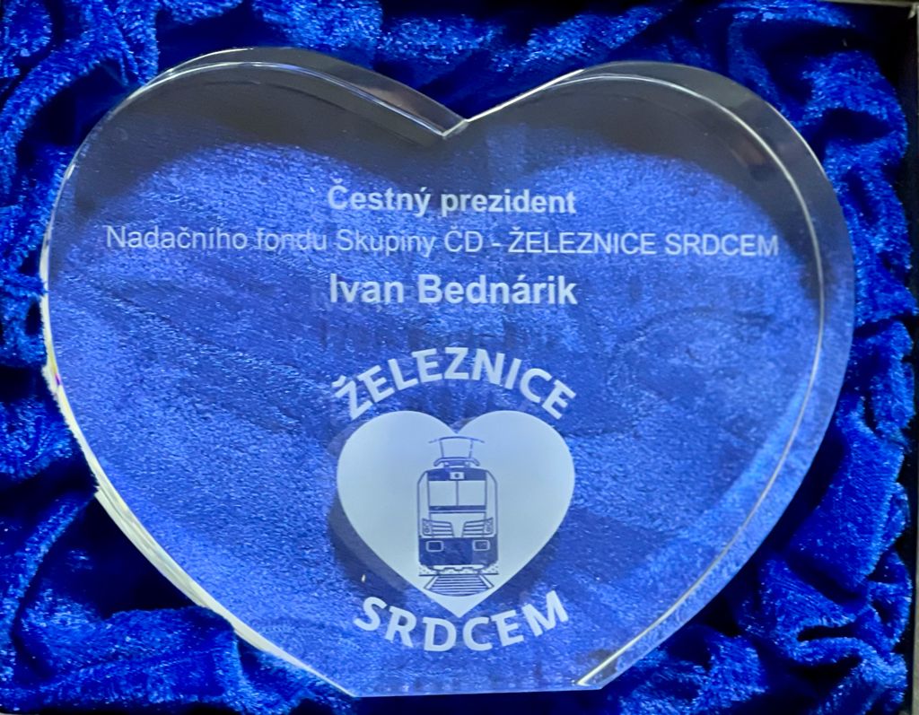 Správní rada Nadačního fondu  Skupiny #CD ŽELEZNICE SRDCEM dnes na svém zasedání zvolila <a href="/BednarikIvan/">Ivan Bednárik</a> čestným prezidentem #NFZS.  Pane prezidente, děkujeme. 🙏 Nadační fond  #NFZS vznikl a může pomáhat díky Vám. #zeleznicarskesrdce #jsmenajednetrati #zeleznicesrdcem 💙💙