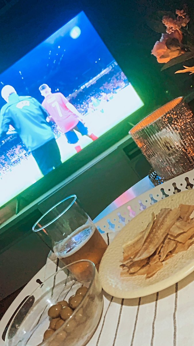 queenpiaf's tweet photo. Cerveza, aceitunas, chips de plátano 🤤 y fútbol! Qué más se puede pedir? Ni tan mal, Familia! 🌸
Rico @pedrellagourmet  
#Italia 🇮🇹 vs #España 🇪🇸 https://t.co/dNoaSzdfAh