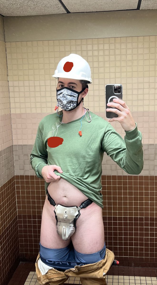GimpSkinFag's tweet photo. It’s important to wear all of your PPE for safety. For gimp, PPE includes its Carrara. https://t.co/qkKMW8ypBz
