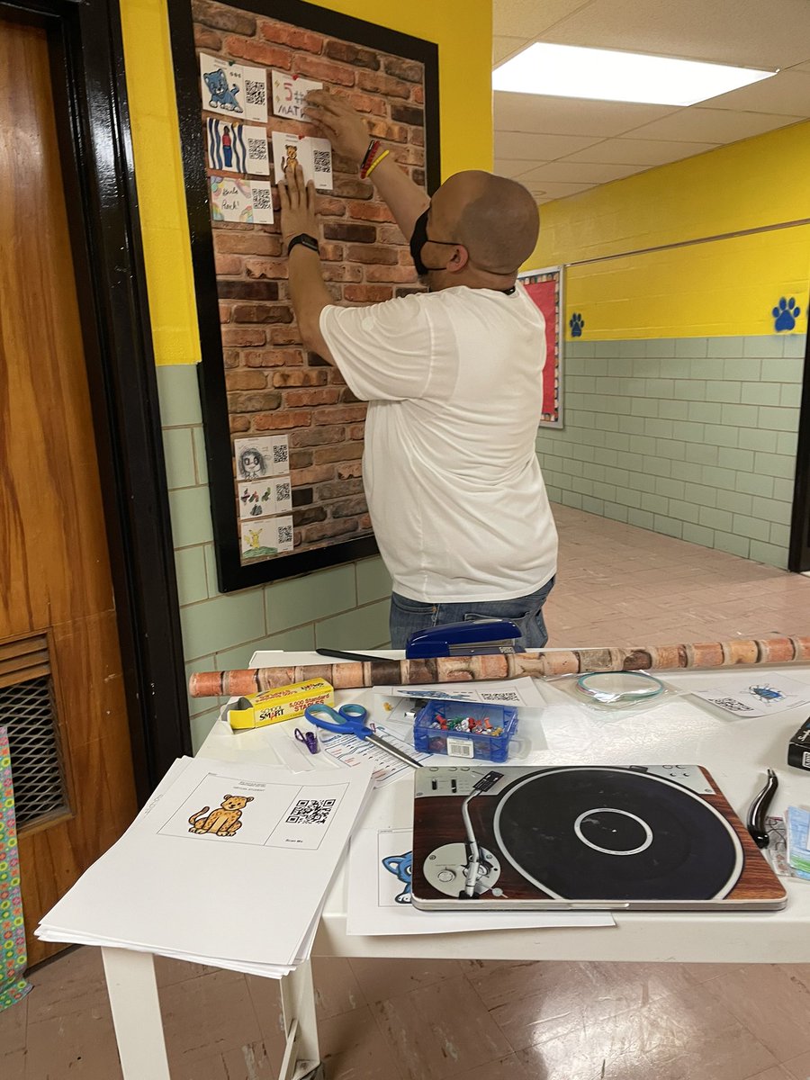 mrsrubinsworld's tweet photo. I SPY @mr_frierson putting up an interactive bulletin board! You will be able to scan the QR code and view some amazing 5th grade work! ☺️ I can’t wait! @capitolheightse @PGCPSTAG @CHES_TAG #5thTAG https://t.co/M7Tu7Mbj0v