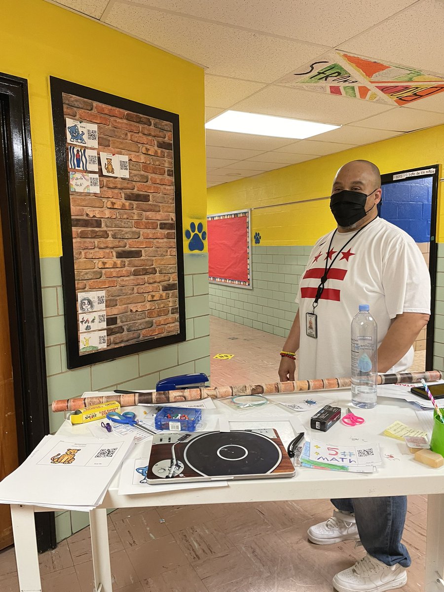 mrsrubinsworld's tweet photo. I SPY @mr_frierson putting up an interactive bulletin board! You will be able to scan the QR code and view some amazing 5th grade work! ☺️ I can’t wait! @capitolheightse @PGCPSTAG @CHES_TAG #5thTAG https://t.co/M7Tu7Mbj0v