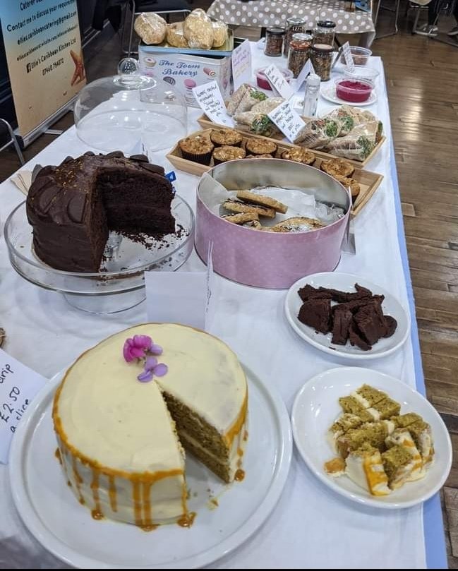 We will be at St Ives Farmers Market in the Guildhall on Thursday from 9am. We have flapjacks, biscuits, chocolate orange buns, Chai tea cake with tumeric drip, lemon cupcakes, apple crumble muffins, hummus, seeds and lunch pittas.

#veganfood #Cornwall #Vegan #stives #veganism