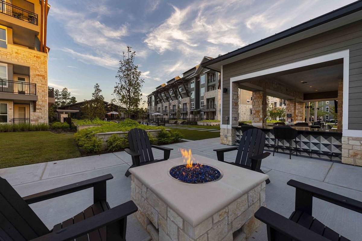 humphreys_arch's tweet photo. Featuring an urban design with Craftsman-style architecture, Creekside Park The Grove is a 360-unit luxury community located in The Woodlands, TX. 

This is made up of six, four-story buildings that offer one-, two-, and three-bedroom residences ranging from 680 to 1490 sqft. https://t.co/yDl7nLLqLU