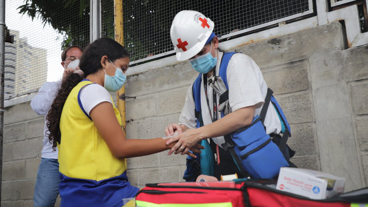 CruzRojaVe's tweet photo. Si ves a un voluntario de la Cruz Roja Venezolana, recuerda que está realizando una labor humanitaria de manera desinteresada a favor de las personas vulnerables 

Dale RT https://t.co/IGVGwYa0TS