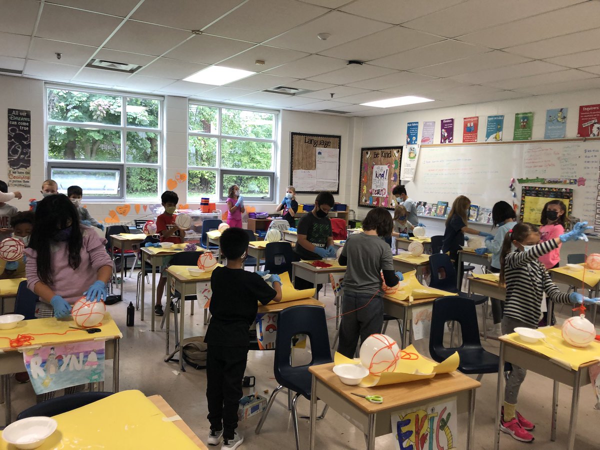 Grade4STJ's tweet photo. Art comes in many shapes and sizes, today we discovered texture and form when creating our thanksgiving art. https://t.co/1jVNAopUJv