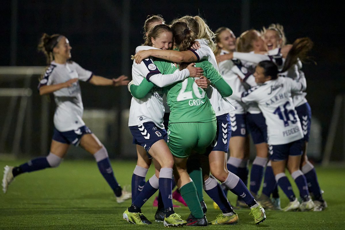 AGFFodbold's tweet photo. Stor glæde på Fredensvang onsdag aften, da kvinderne gik videre i pokalturneringen efter vi måtte ud i straffeafgørelse mod AaB 🏆👏⚪️ #ksdh #kvindeliga https://t.co/M849vL0knp