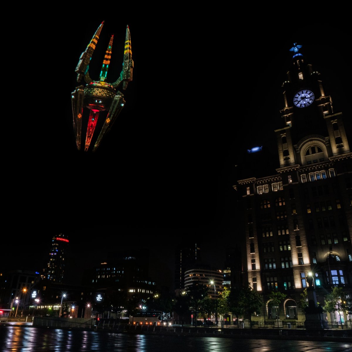 Mysterious aircraft seen tonight over the Liverpool docks... #DoctorWho