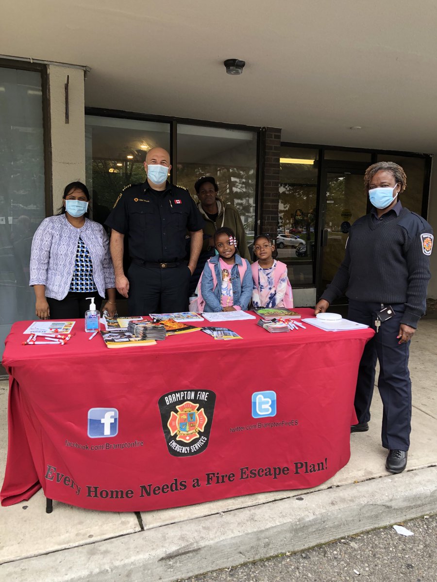 BramptonFireES's tweet photo. Do you know the #SoundsofFireSafety #FirePreventionWeek @Caprent Thanks for joining us @ChiefBoyes Test your alarms tonight! ^FL 🚒 https://t.co/ANiLRzKP1l