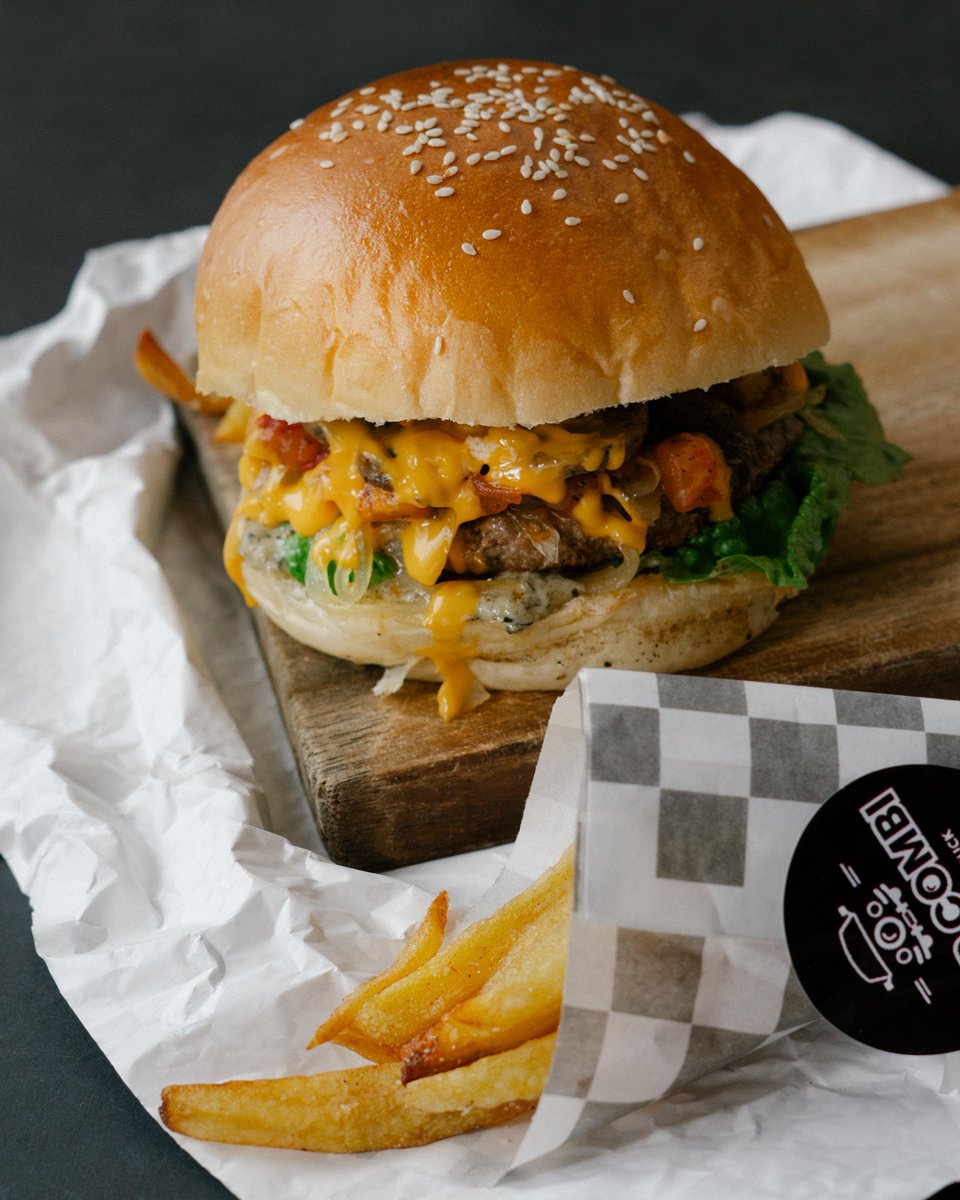 MrCombift's tweet photo. ¿Qué te comes primero? La burger o las papas 🤔

#hamburguesa #Foodtruck #saborsobreruedas #combilovers #merida #meridavenezuela #MeridaVen #burger #burgertime #bestburger #burgerlover #cocinamerideña #ciudaddemerida #soydemerida #meridapreciosa #combilover https://t.co/OEfM5kplL8