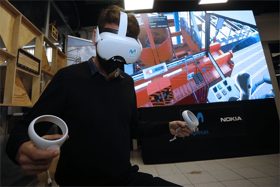 MovistarEmCL's tweet photo. Una nueva era ha comenzado. El primer laboratorio interregional de Chile, con “Experiencia 5G Movistar Empresas by Nokia", respaldados por @pucv_cl y @MTTChile. En esta instancia @yoysimulators nos conectó con Realidad Virtual inmersiva. Más en👉 https://t.co/YrfwljnwIg https://t.co/GV2JU0gnVl