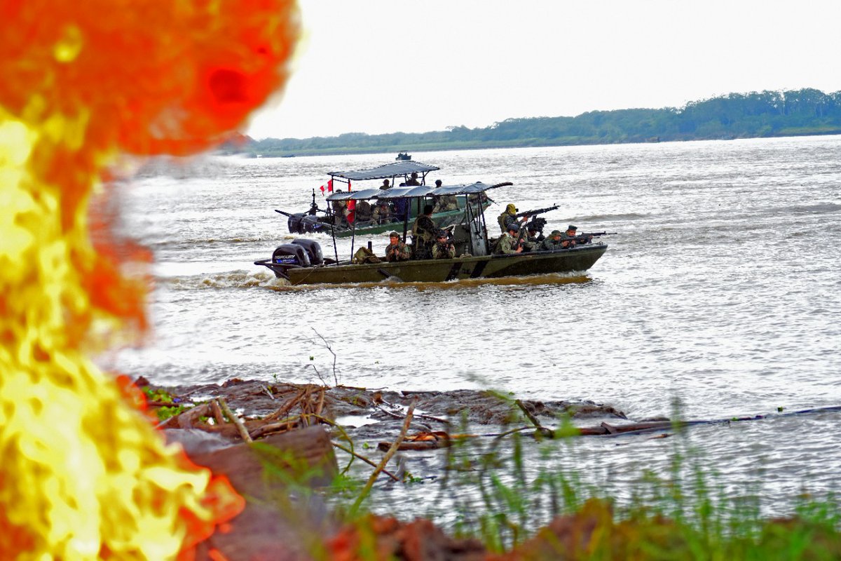 naval_peru's tweet photo. #MGPNoticias Teniendo como escenario las orillas del río Amazonas en Iquitos, se llevó a cabo el Desembarco Anfibio y Asalto Fluvial como parte del Ejercicio Multinacional #UNITASLXII - Fase Amazonía.
#BicentenarioMGP
#200AñosNavegandoParaelPerú https://t.co/aThWuey08r