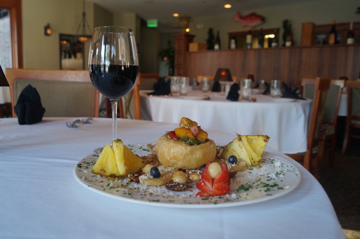 MarlinGrill's tweet photo. Is there anything better than wine and cheese? No, we didn't think so either 🍷🧀

#MarlinGrill #Sandestin #Florida #Wine #Cheese #EatLocal #BakedBabyBrie https://t.co/Nt5Zd1WUxc