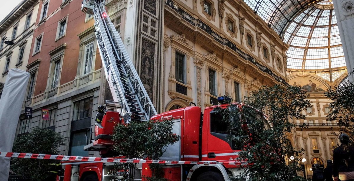 Milano, paura in Galleria Vittorio Emanuele: cadono calcinacci, turisti illesi  #milano tgcom24.mediaset.it/cronaca/lombar…