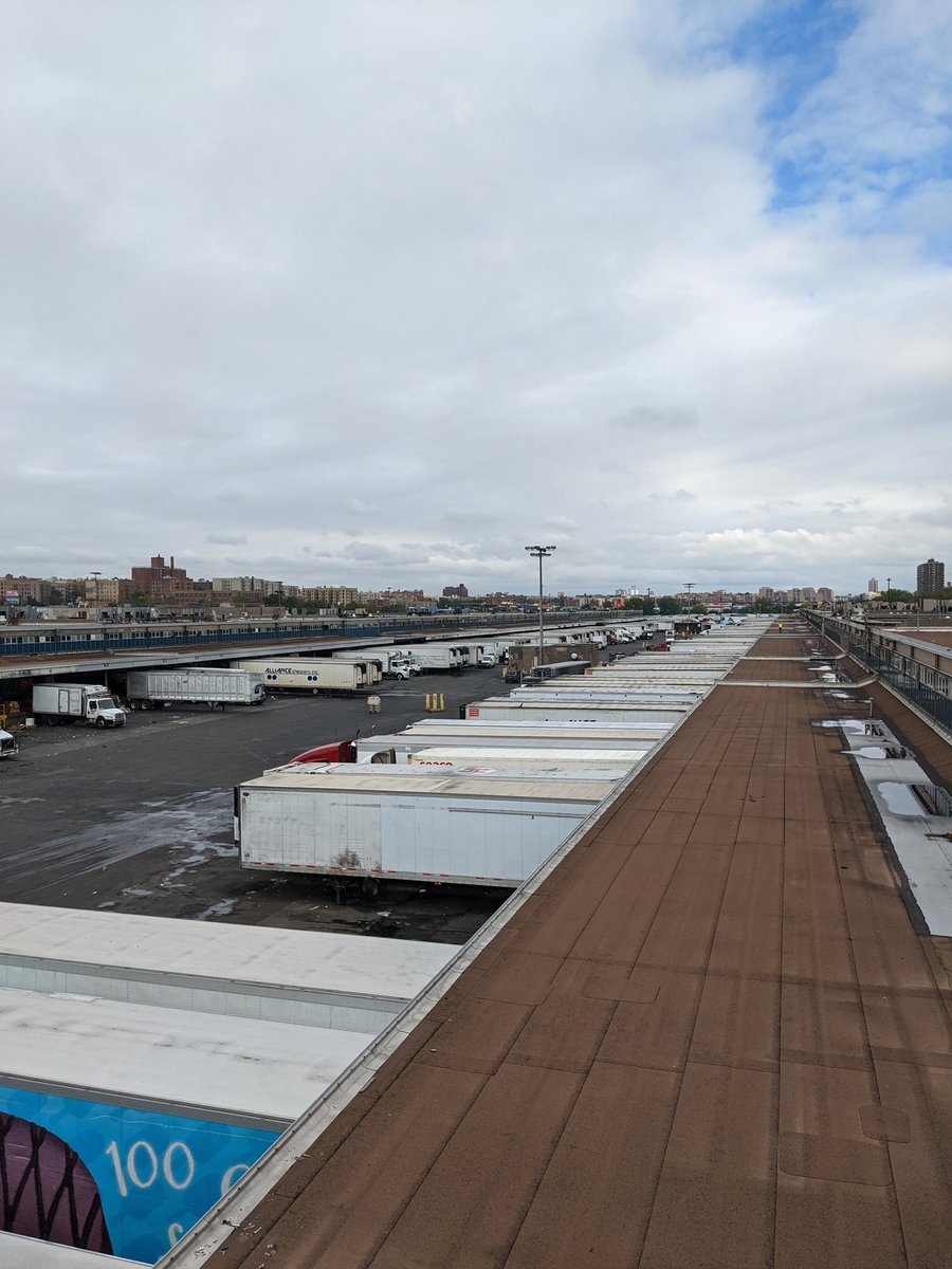 Had a great morning in the BX! The Hope Program is working with Hunts Point Produce Market to coat 30k sf of rooftop through NYC CoolRoofs. It's the first of many more industrial bldgs getting coatings through NYC CoolRoofs to mitigate heat island effect in industrial areas ☀️