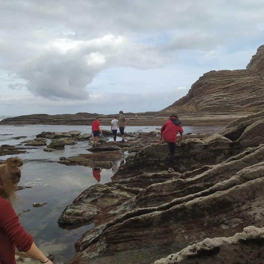 AlgorriZumaia's tweet photo. Zurriola ikastolako DBH 4. mailako ikasleekin harraldeko ekosistema eta inguruko geologia aztertu ditugu gaurkoan. Oso gustora beti bezala!!
@ZurriolaIkastol 
#Algorri
#Zumaia 
#Geoparkea https://t.co/yWhQhwnSg6