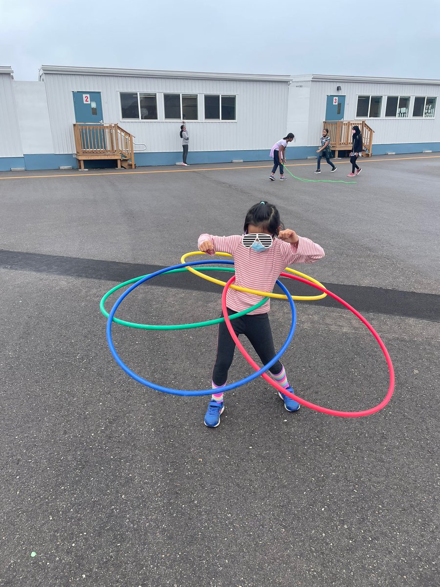 MmeLeiningen's tweet photo. With another amazing week coming to a close, 3-1FI had some incredible new experiences like using our DPA cart for the first time, learning more about local temperatures and getting their picture taken on Picture Day! 🏀 ☀️ 📷 https://t.co/lwdtlsqTn3