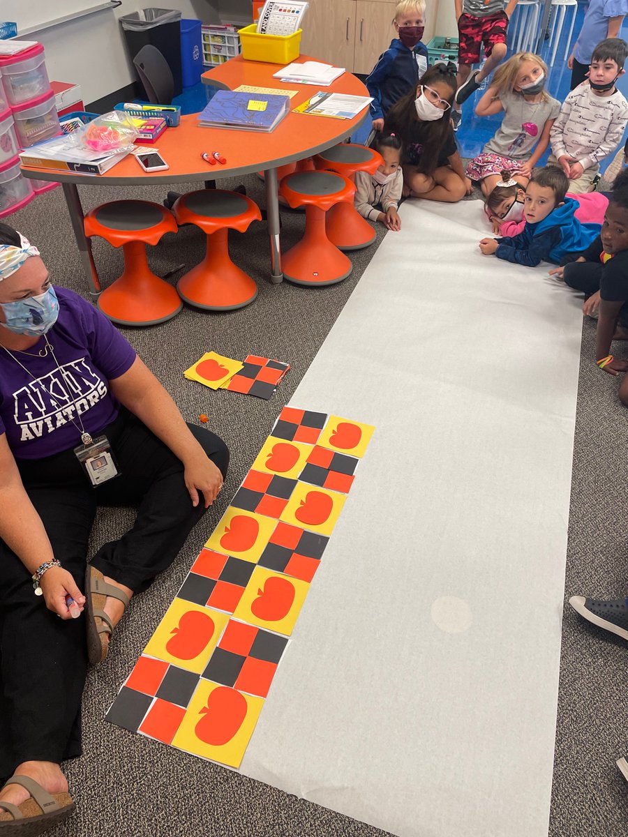 lauren_houser's tweet image. Our youngest learners identifying &amp;amp; creating patterns by making a class quilt. #classcommunity #mathmindset #patternsallaroundus #akinstrong #1LISD