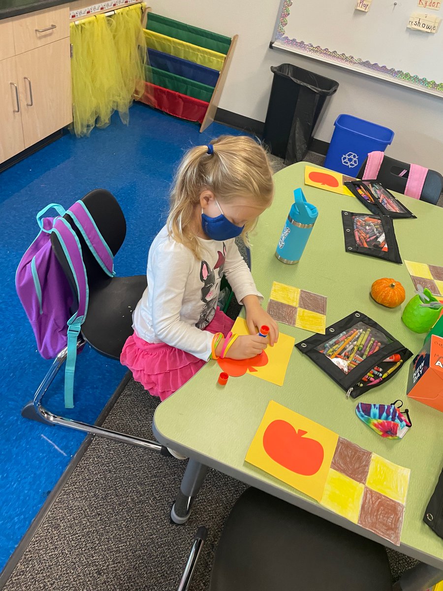 lauren_houser's tweet image. Our youngest learners identifying &amp;amp; creating patterns by making a class quilt. #classcommunity #mathmindset #patternsallaroundus #akinstrong #1LISD
