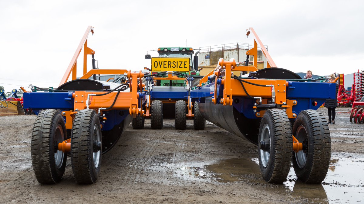 OzAG_Machinery's tweet photo. ***Pre-Order Now Available***  
Orders now open for the 2022 FLATOUT 52ft Land Rollers.
To find out more contact @Oz_Value_AG or head to https://t.co/TSmWcKoBdO
#werefarmerstoo #ozvalue #flatout #52ft #landroller #rollers #oftm https://t.co/aW1aTHXvcJ