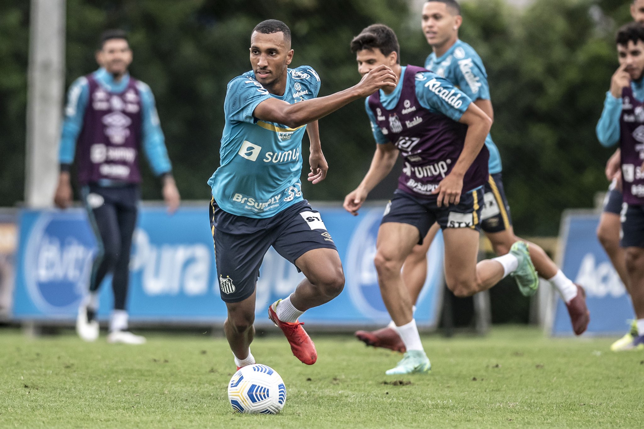 Santos treinando duro para enfrentar o seu rival no Morumbi. Foto: Santos Futebol Clube (Twitter)