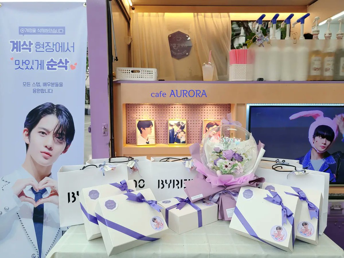 cafeaurora_0608's tweet photo. ⋆｡˚오늘도 사랑을 전하는카페오로라˚｡⋆
 소중한마음을 배달 받으신 분은 
<배진영>님이셨습니다💜
더 많은 후기는 여기로!
➡️https://t.co/jLxRc7zj3u
#배진영 #BAEJINYOUNG #CIX #배진영커피차 #커피트럭 #커피차 #coffeetruck #커피차가격 #커피차문의 #보라색커피차 #cix커피차 #카페오로라 https://t.co/L0jVJ2L258