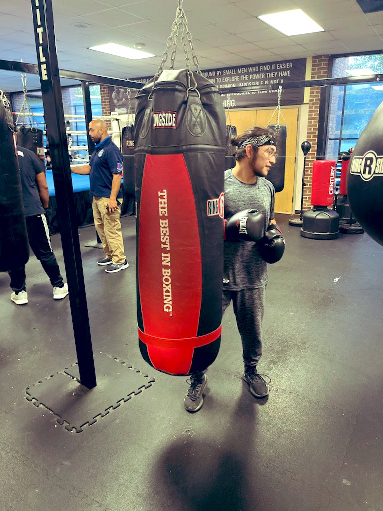 At @DallasParkRec #JanieCTurner our #boxing kids continue work on jab and slips inside the ring. Look at how focused they are!  Keep up the good work 🥊 #CommunityPartnerships #dpdsowingthegoodseed #dpdsembrandolabuenasemilla