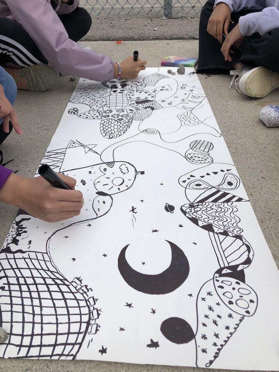 MsBrownCreates's tweet photo. So great to get outside and make art together!  Creating bold patterns and building community.  💚💛 https://t.co/Dp0uznAqEE