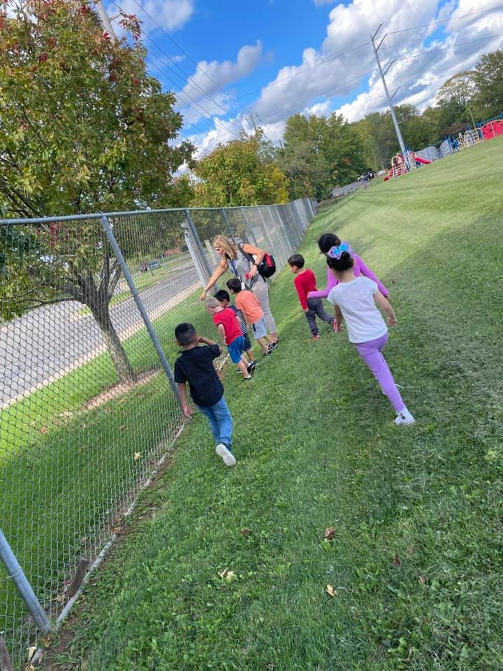 MymcpsvaPreK's tweet photo. When we are learning about trees we get to use some of our senses: tree scavenger hunt 👀🌲, apple tasting 👄🍎🍏, and bark smelling 👃🥥 . #plantatree #treesareimportant #environment https://t.co/y1qpeNKdaX https://t.co/ms0fpRLSrR