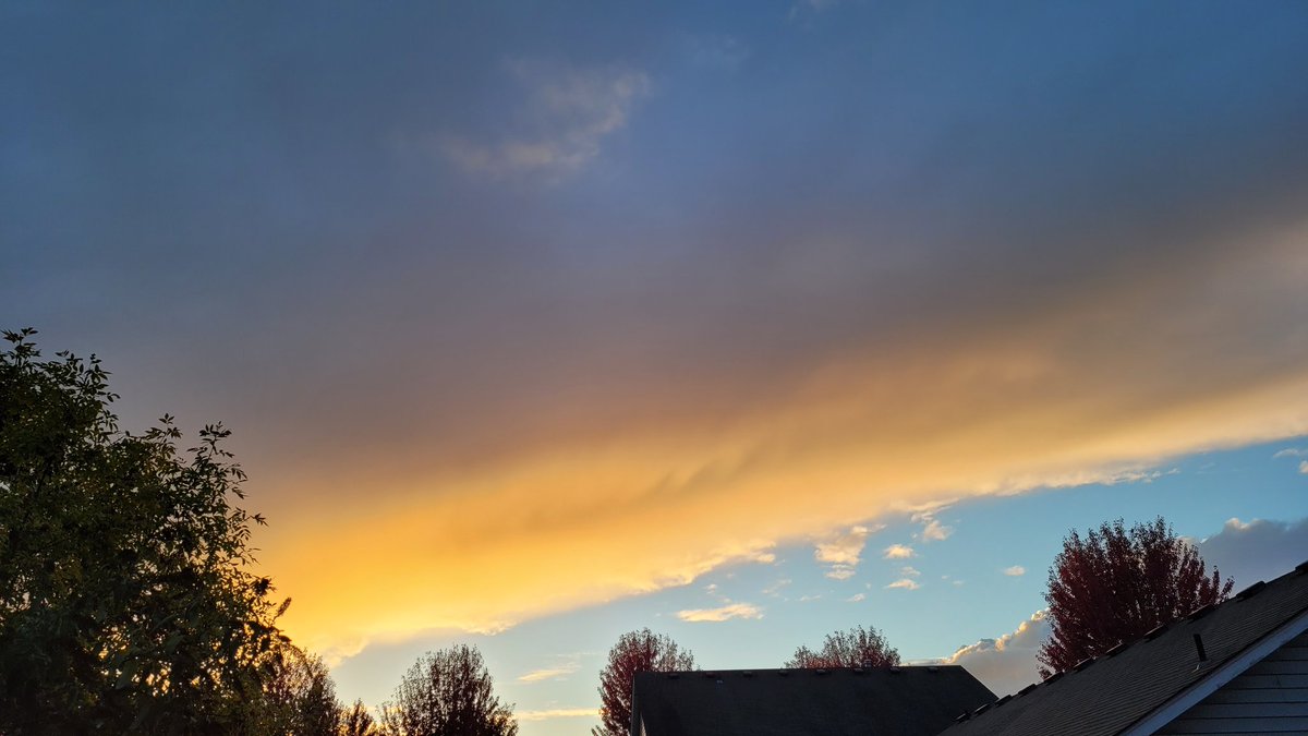 tommegma's tweet photo. Wonderful skies today, such a shame I can't take pictures whilst driving! These were taken walking at CASEE and from my backyard.
The first two are looking left then right in the same spot.

@NatashaKOIN6
@JosephForecast 

#weather #clouds #pnw https://t.co/e1Igk3Xrp6