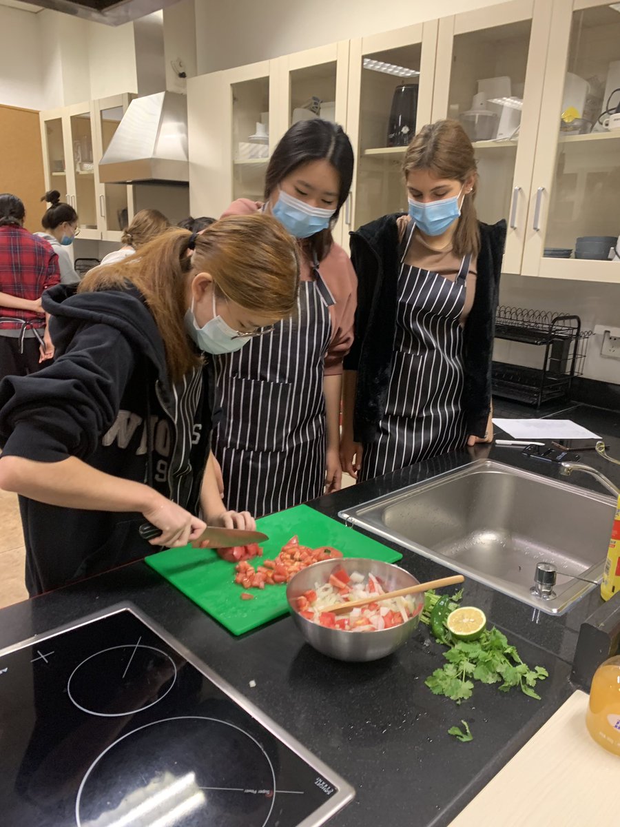 pimstar's tweet image. And they are off! 🔪🌶🥗Group A in the #learningkitchen making pico de gallo @WAB_LIVE. Trying to figure out actual times to peel/chop/mince/clean #wabdesign #mastersnack #mypdesign How did it taste @klbeasley? @r_langlands @brianmcewen