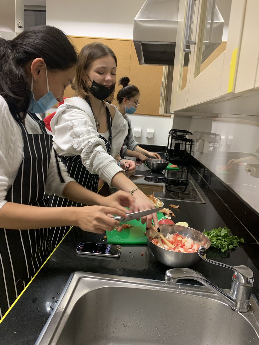 pimstar's tweet image. And they are off! 🔪🌶🥗Group A in the #learningkitchen making pico de gallo @WAB_LIVE. Trying to figure out actual times to peel/chop/mince/clean #wabdesign #mastersnack #mypdesign How did it taste @klbeasley? @r_langlands @brianmcewen